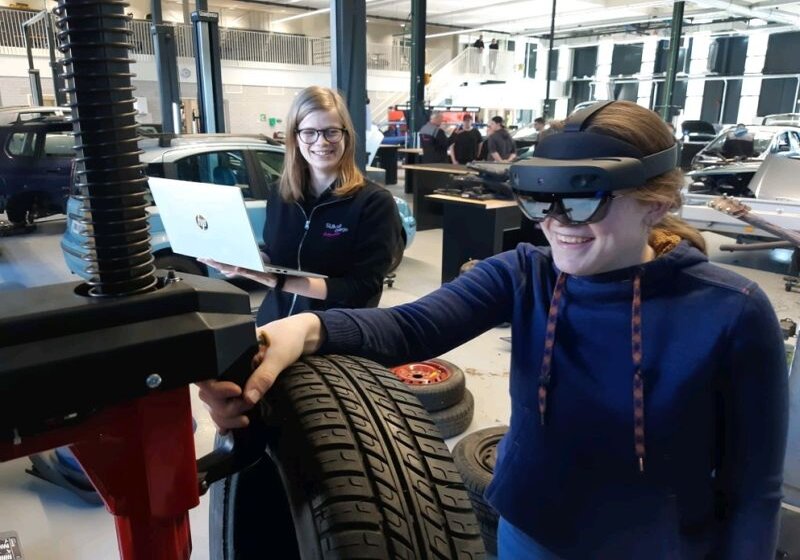 Helmonds Summa College laat leerlingen banden demonteren met VR