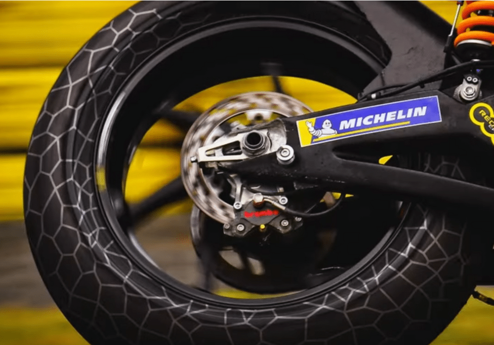 Michelin: elektrische racemotorband nog groener