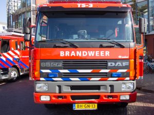 Grote brand bij bandenservice Premio in Den Haag